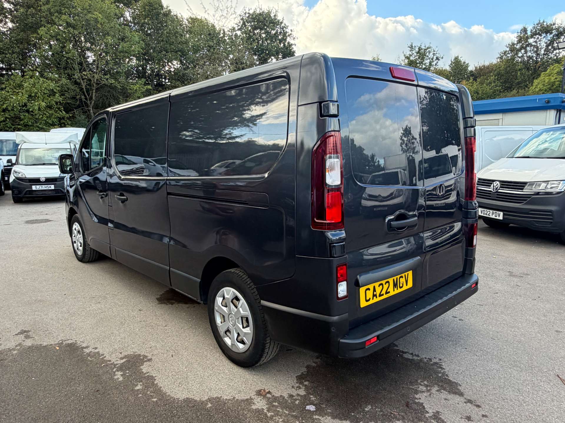 Renault Trafic 2.0 dCi Blue LL30 Business+ Panel Van 5dr Diesel Manual L2 H1 Euro 6 (s/s) (130 ps) thumbnail 5