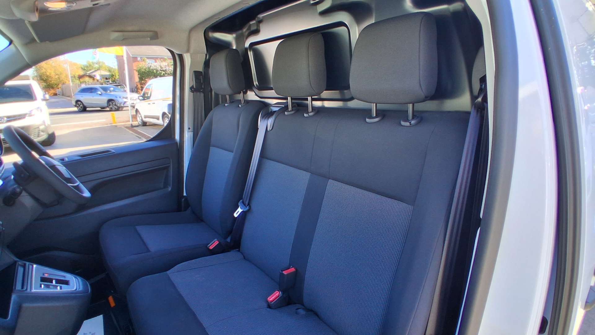 Peugeot e-Expert 75kWh Professional Standard Panel Van 6dr Electric Auto MWB (11kW Charger) (136 ps) thumbnail 7