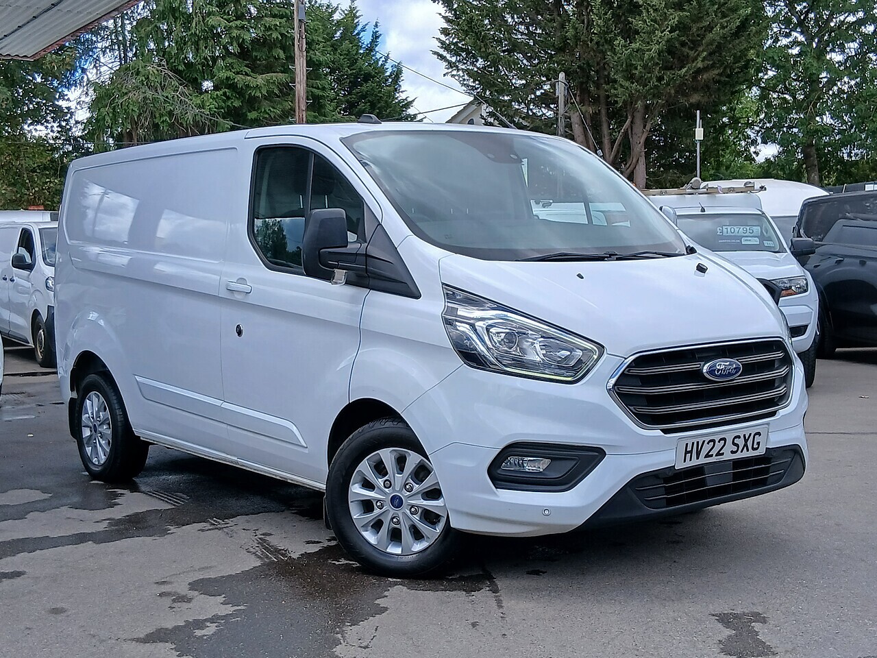 Ford Custom 300 Limited L1 - Image 1
