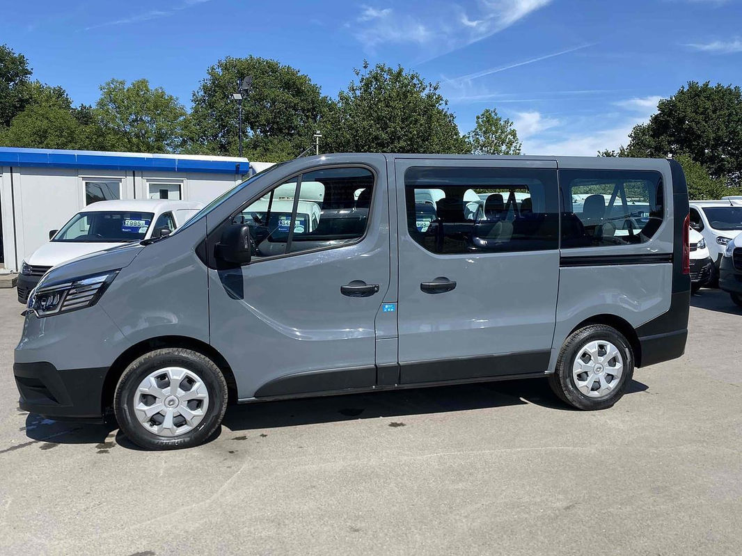 Renault Trafic 2.0  Business Minibus thumbnail 2