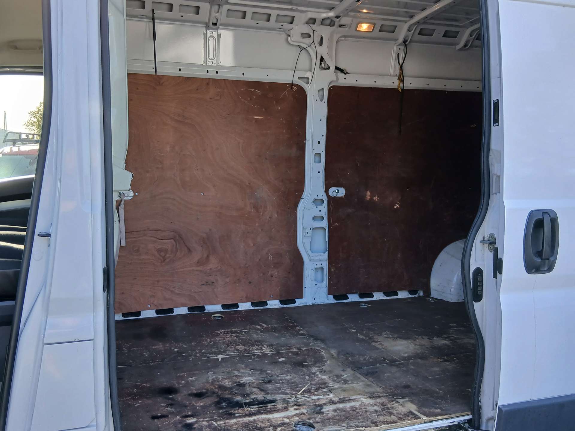 Peugeot Boxer 2.2 BlueHDi 335 Professional Panel Van 5dr Diesel Manual L3 H2 Euro 6 (s/s) (140 ps) thumbnail 6