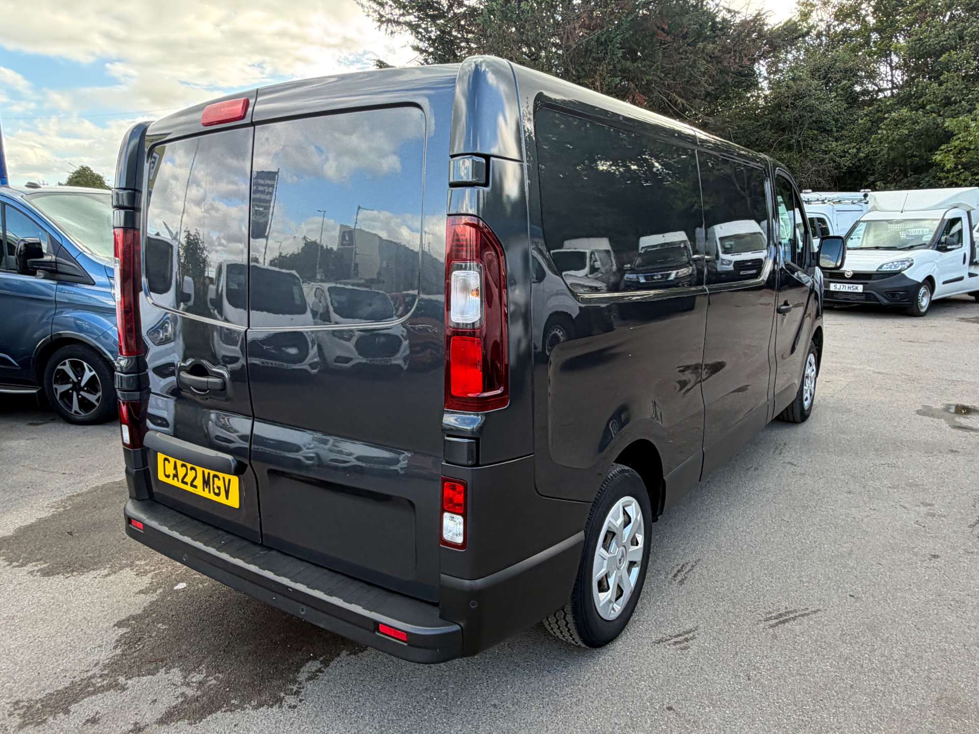 Renault Trafic 2.0 dCi Blue LL30 Business+ Panel Van 5dr Diesel Manual L2 H1 Euro 6 (s/s) (130 ps) thumbnail 7