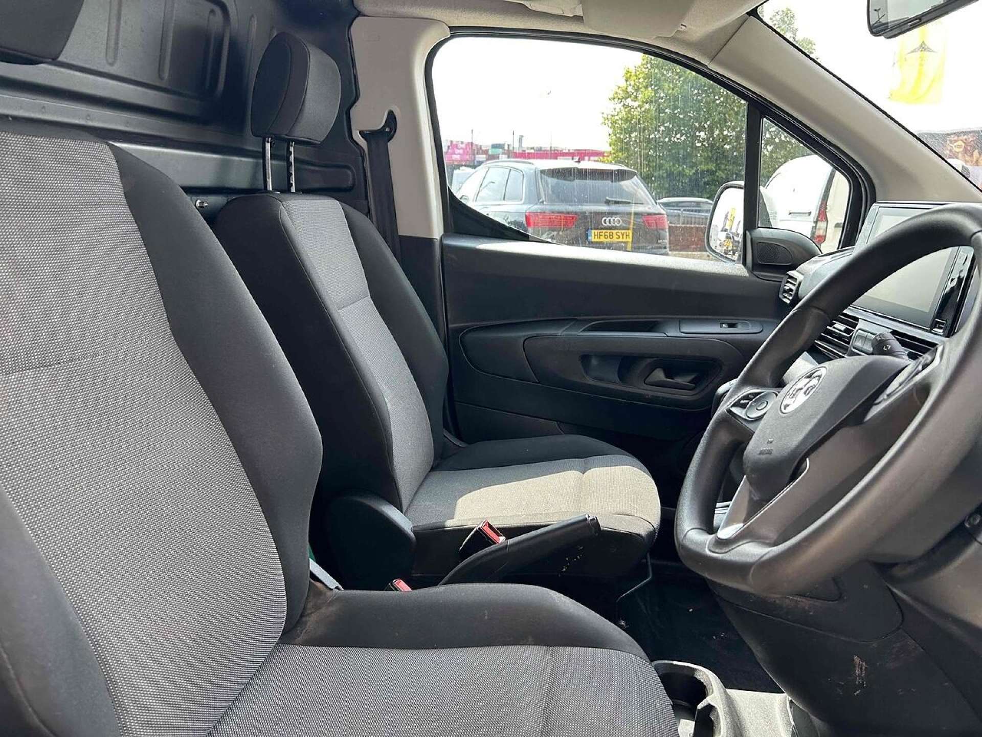 Vauxhall Combo 1.5 Turbo D 2000 Limited Edition Nav Panel Van 4dr Diesel Manual L1 H1 Euro 6 (s/s) (100 ps) - Thumbnail 3