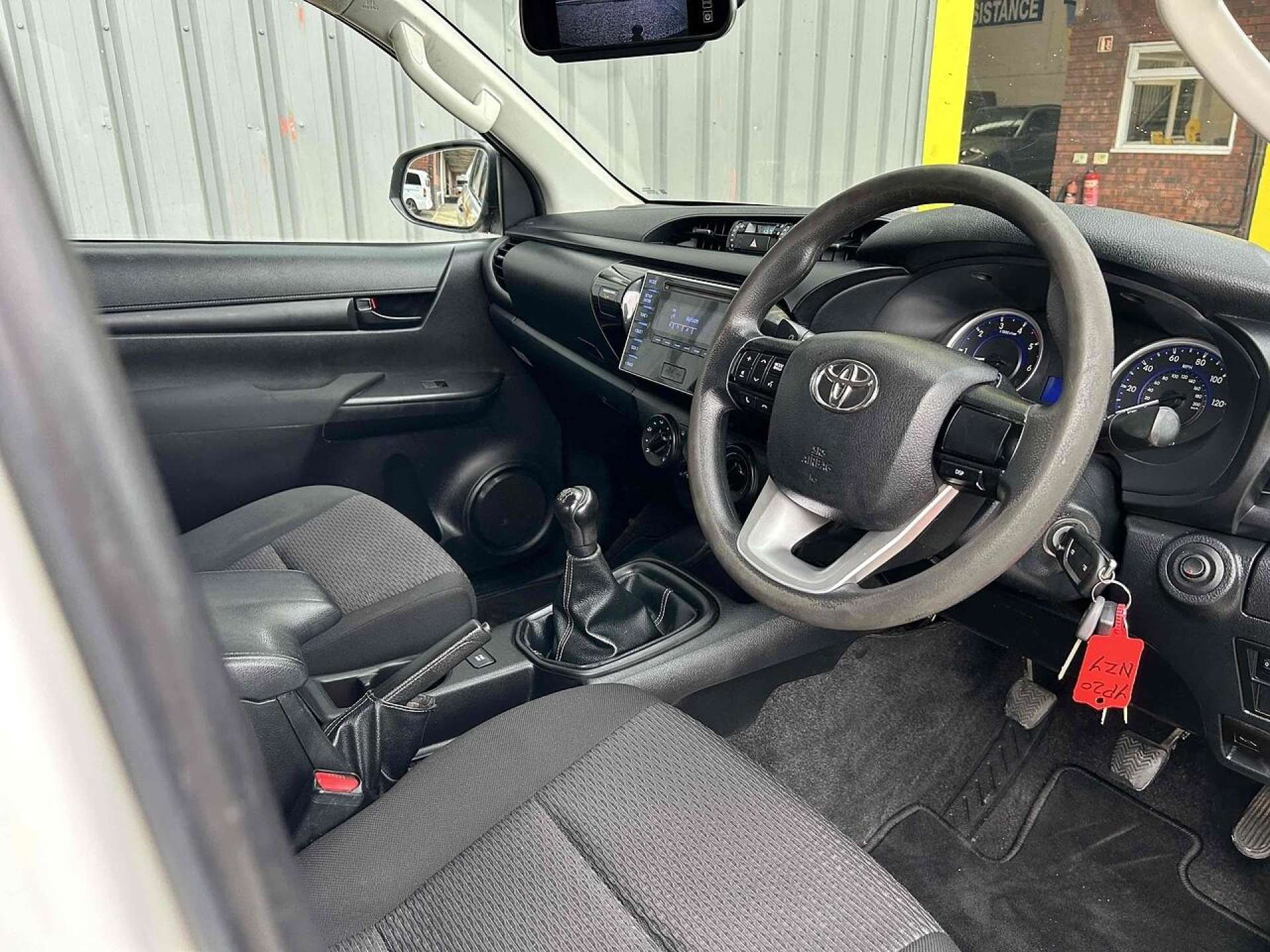 Toyota Hilux D-4D Active Pickup 2.4 Manual Diesel - Thumbnail 9