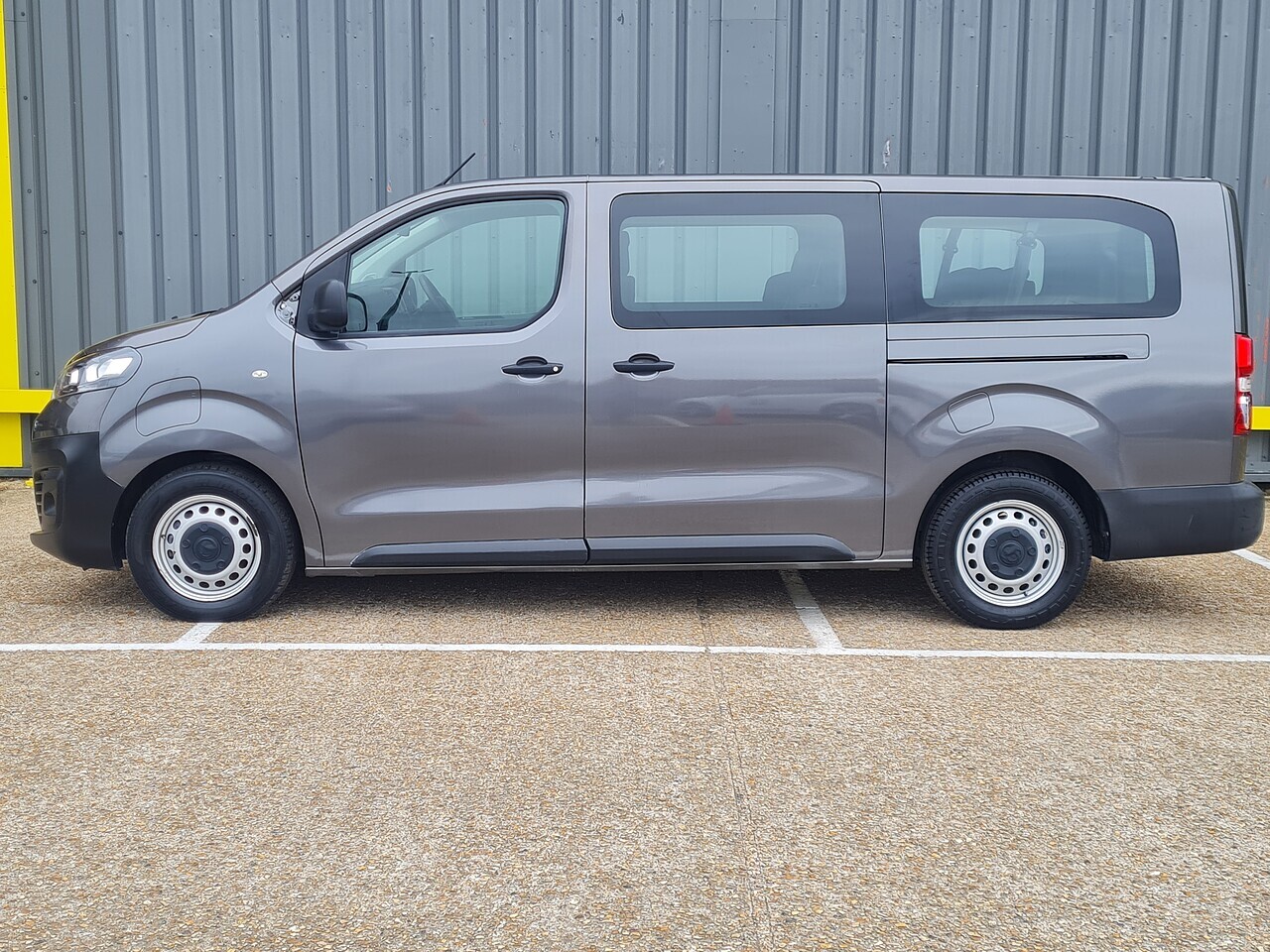 Vauxhall Vivaro Electric Auto 9-SEAT - Thumbnail 4