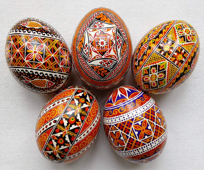 Pysanky, le uova pasquali ornate con disegni geometrici e motivi naturali