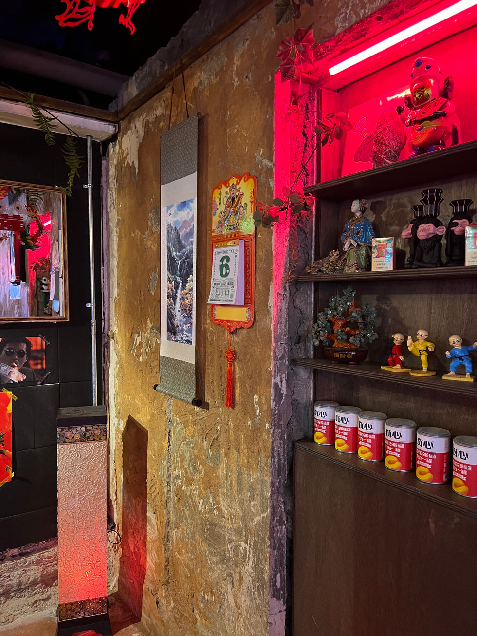 안양에 위치한 홍콩 분위기의 술집 인테리어