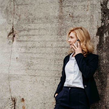 Professionelles Outdoor-Brandingportrait einer Geschäftsfrau von Elke Plankl Businessfotografie in Rosenheim, speziell für Kunden in Rosenheim, München und Oberbayern.