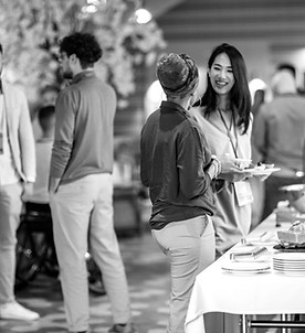 Arbeitskollegen unterhalten sich und haben Spaß auf einem Teamevent