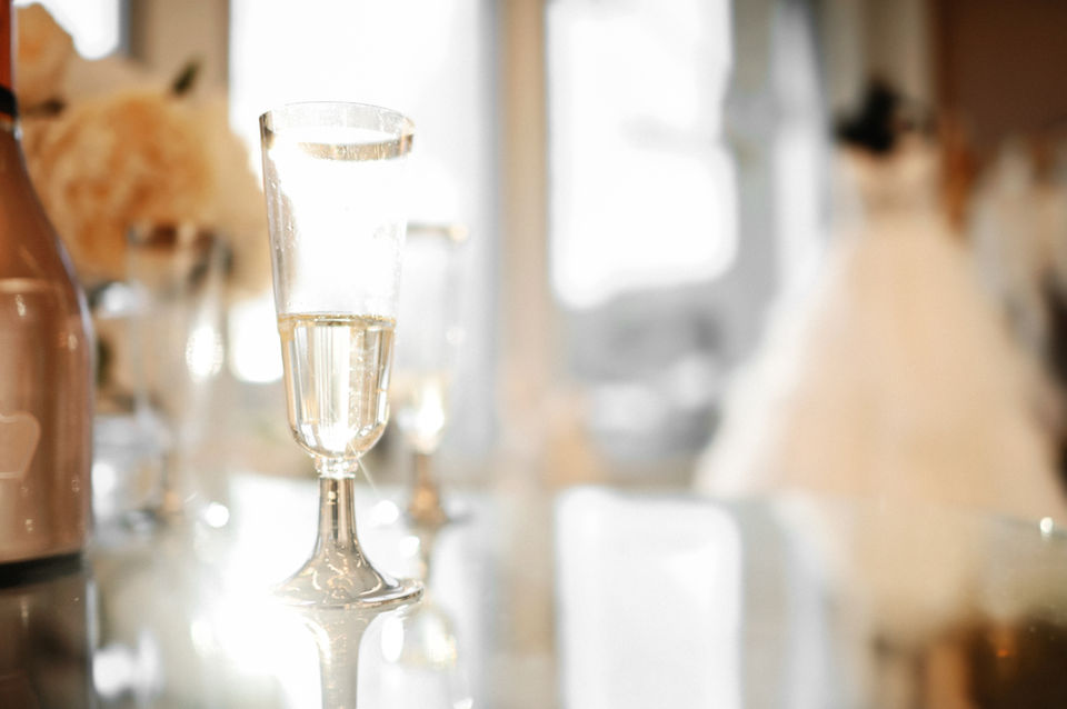 Lähikuva kuohuviinilasista