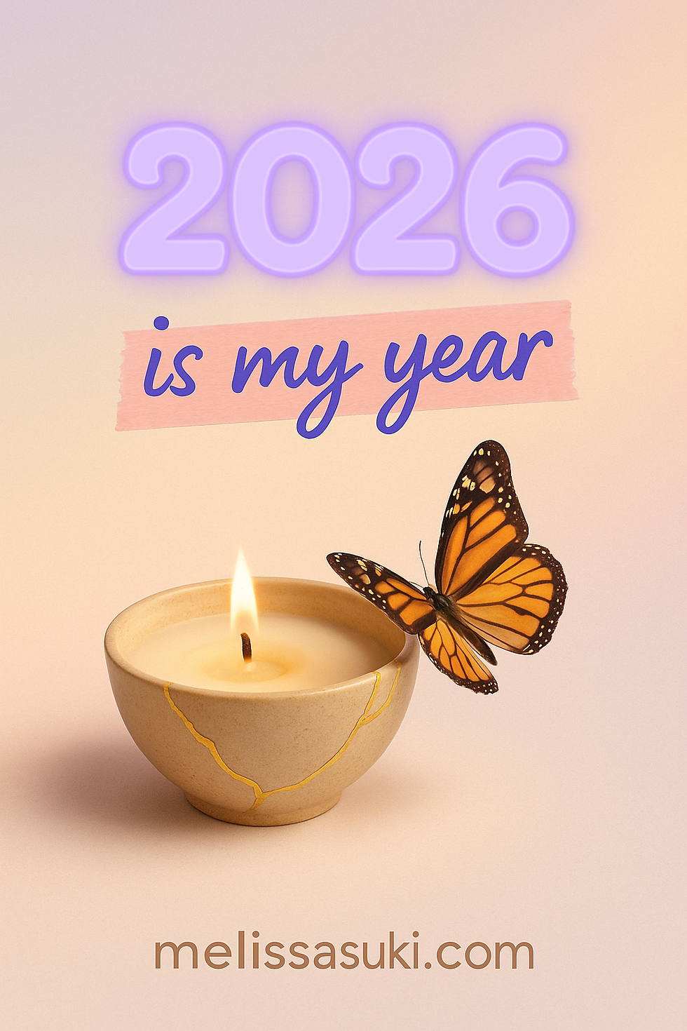 Imagen realista con un bowl kintsugi beige con grietas doradas y una vela encendida, acompañado de una mariposa monarca sobre el borde. En la parte superior aparece el texto '2026' en tipografía neón y 'is my year' en manuscrito sobre washi tape rosa, con un fondo degradado pastel y el dominio melissasuki.com