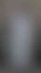 Look minimaliste monochrome blanc avec un sac baguette en toile de jouy vert