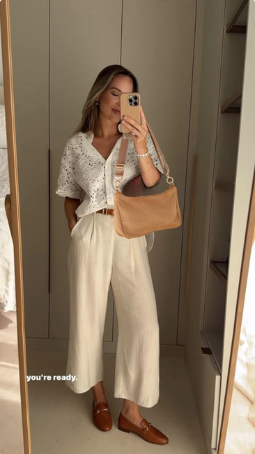 Look minimaliste avec un sac baguette neutre