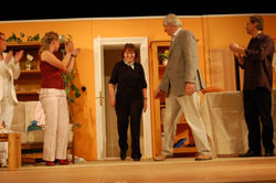 Souffleuse in "Hilfe, das Volk kommt"