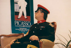 Colonel Melkett in „Komödie im Dunkeln“