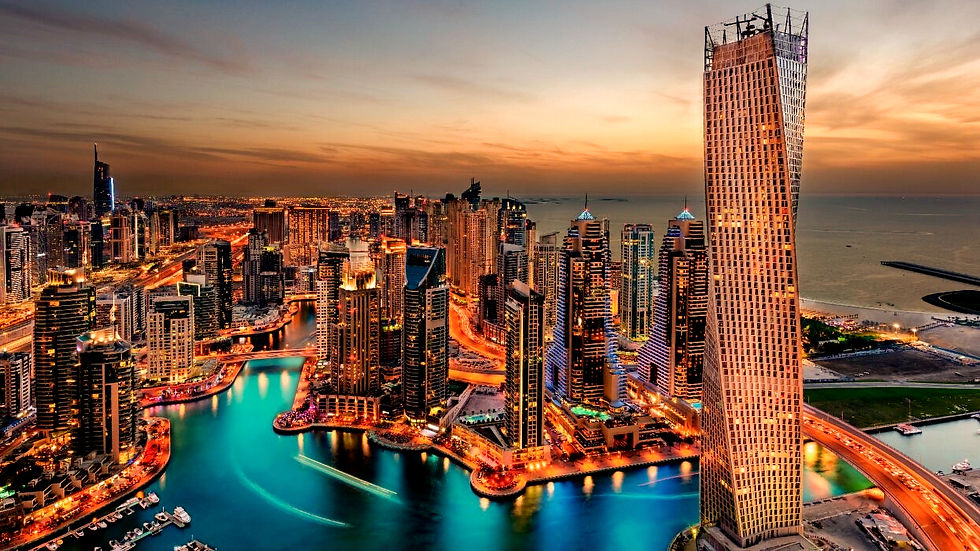 Dubai, spesso conosciuta come la "Città delle Luci", si trasforma in una scena magica e scintillante non appena il sole tramonta
