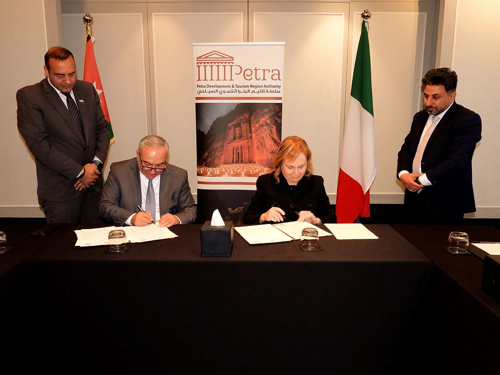 Il dott. Fares Braizat, Commissario Capo dell’Autorità di Petra e la dott.ssa Alfonsina Russo, Direttore Generale del Parco Archeologico del Colosseo, nel momento della firma dell' accordo di gemellaggio storico tra Petra e il Colosseo