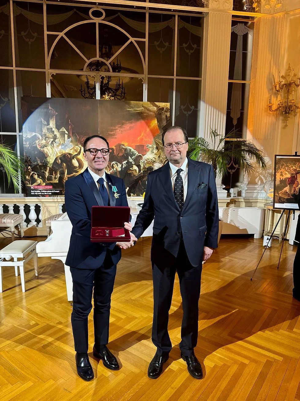 L'Ambasciatore Alexey Paromonov consegna l'Ordine dell’Amicizia conferito dalla Federazione Russa al Console Onorario della Federazione Russa a Napoli, Vincenzo Schiavo