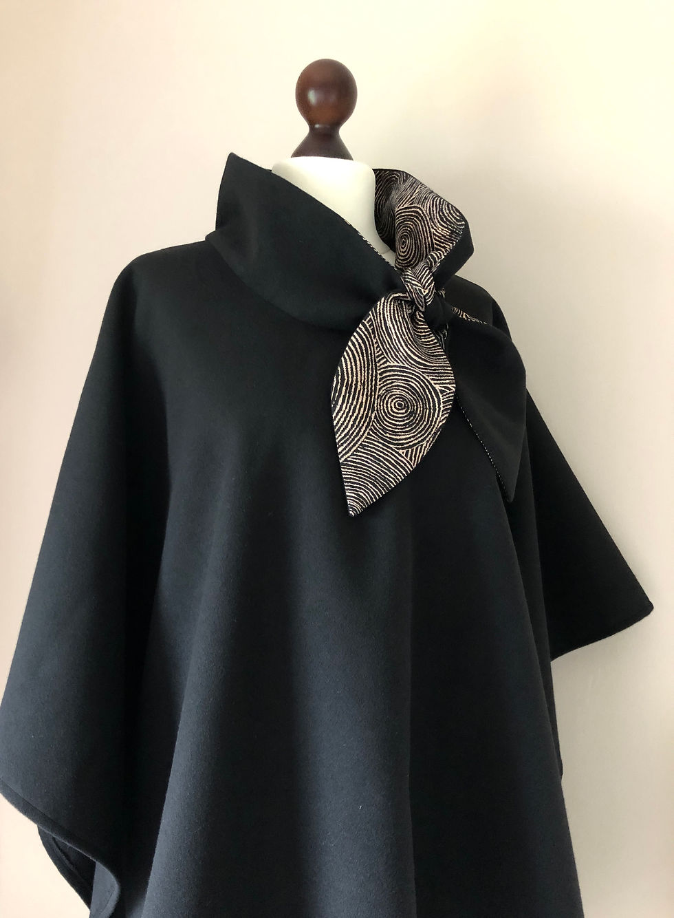 Miniature : Poncho Cape noire grand col tissu jacquard bronze Ynaia