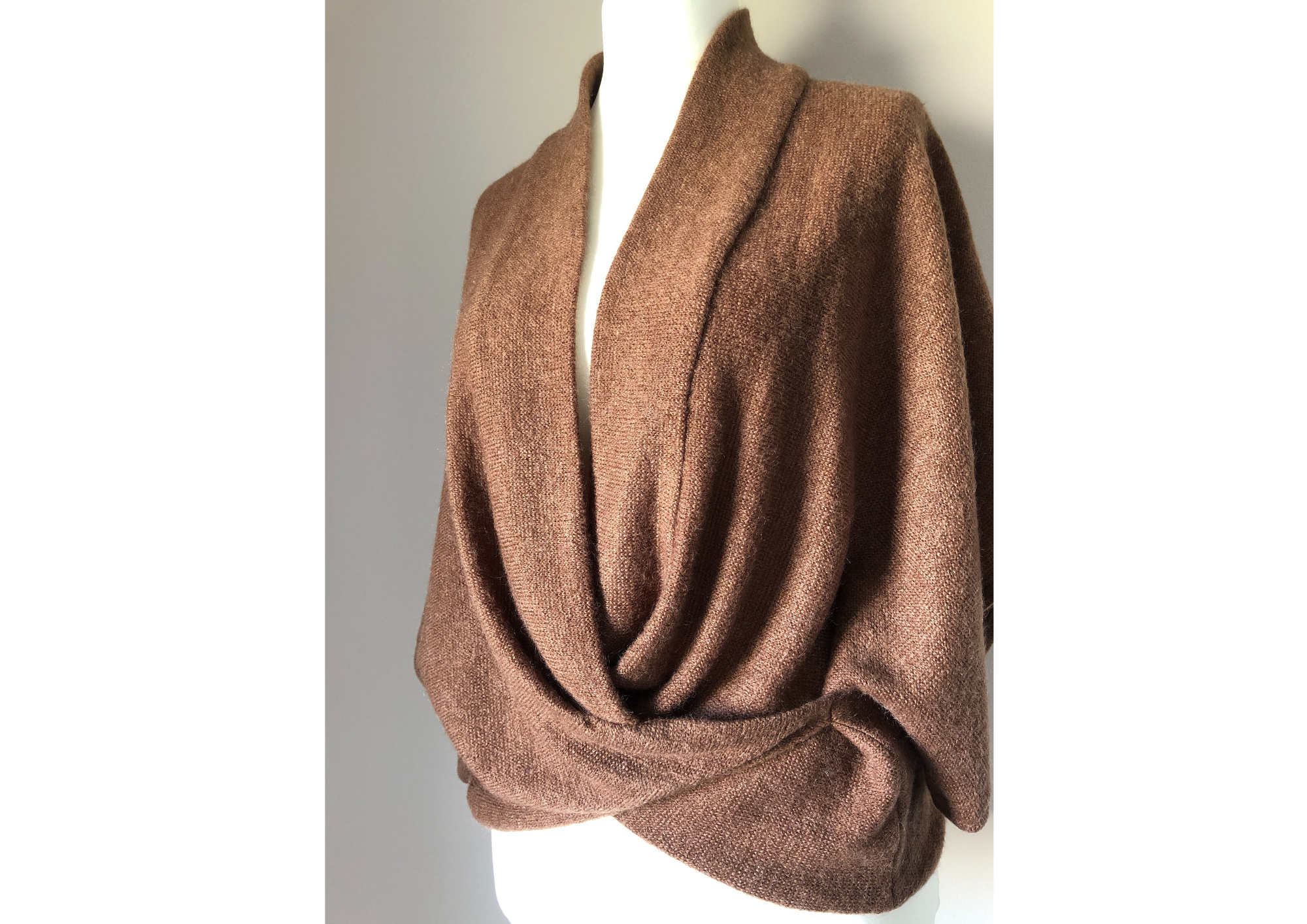 Pull croisé drapé femme en maille coloris noisette NAYNA