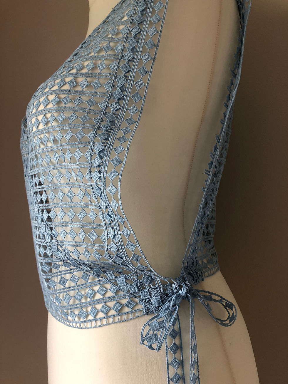 Miniature : Top haut col V en guipure bleu clair ROSY