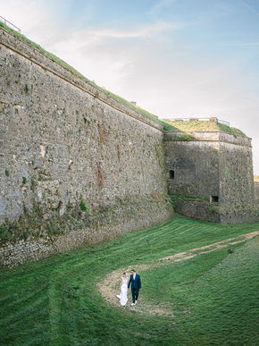 Couple de mariés devant les remparts de Montmédy en Meuse