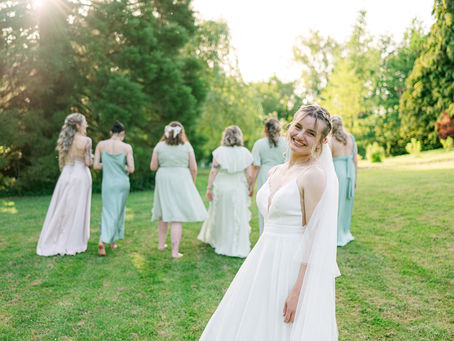 Séance photo de groupe de la mariée et de ses témoins et demoiselles d'honneur le jour du mariage au parc des rainettes à Damvillers en Meuse près de Verdun
