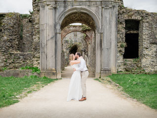séance photo couple à l'abbaye de Villers la ville en Belgique. Photographe de mariage en Belgique et Luxembourg