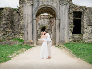 séance photo couple à l'abbaye de Villers la ville en Belgique. Photographe de mariage en Belgique et Luxembourg