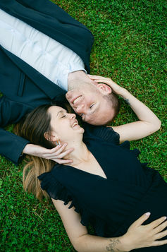 Séance photo couple en bleu marine à Montfaucon d'Argonne en Meuse couple alongé dans l'herbe