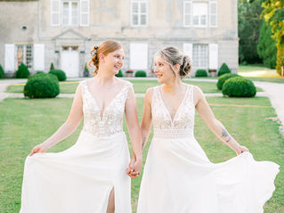 Photographe de mariage lumineux LGBT en Meuse - couple de femmes qui marchent en se tenant la main, Nina Photographie proche de Verdun Longwy