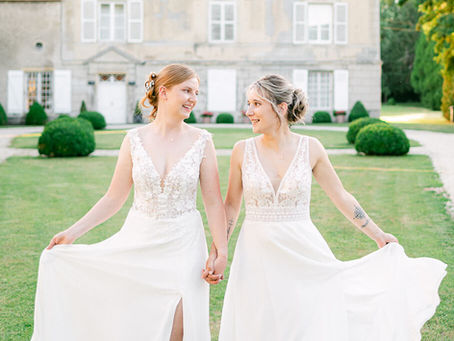 Photographe de mariage lumineux LGBT en Meuse - couple de femmes qui marchent en se tenant la main, Nina Photographie proche de Verdun Longwy