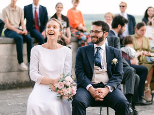 couple de mariés qui rigolent pendant le discours des papas au cocktail vin d'honneur au centre mondial de la paix à Verdun en Meuse par Nina Photographie photographe de mariage Montmédy