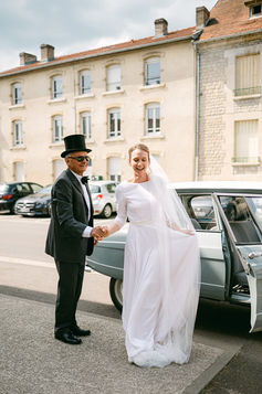 Arrivée de la mariée à la cérémonie religieuse à l'église de Verdun en Meuse