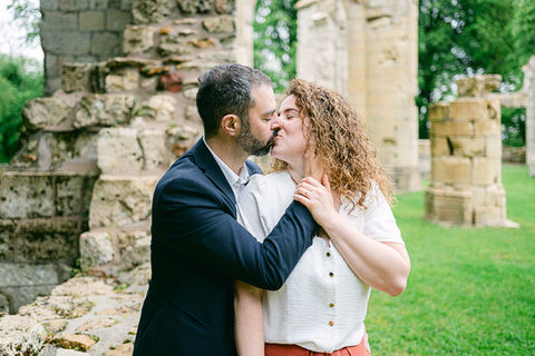 Séance photos de couple mariage homme et femme aux ruines de Montfaucon d'Argonne en Meuse. Photographe de mariage lumineux et élégant proche de Verdun