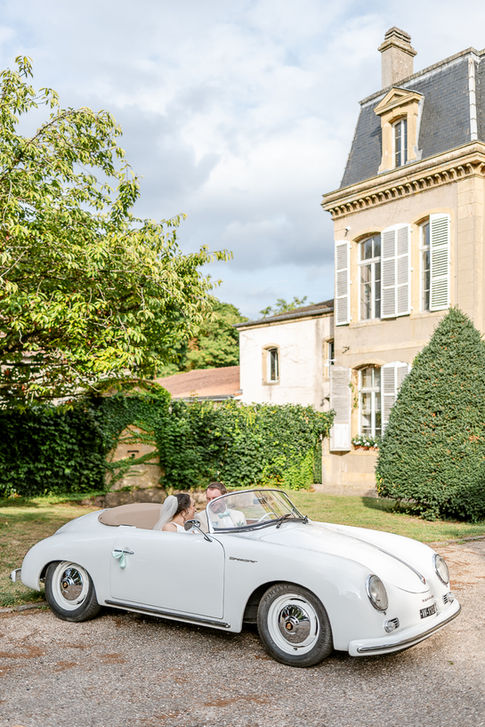 voiture de location cortège des mariés et séance photos couple porsche blanche voiture de collection ancienne
