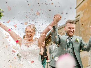 Préparer sereinement votre mariage : conseils pour des souvenirs forts, authentiques et remplis d’émotions. Sortie d'église mariage lancer de pétales