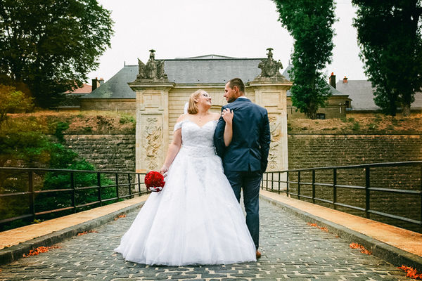 Mariés sur un pont de pierre à Longwy Meurthe-et-Moselle