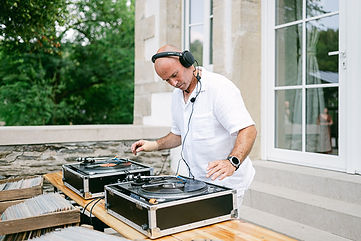 DJ mixant lors d'un mariage en Meuse