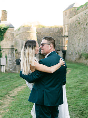 Couple devant les remparts, photographe mariage Montmédy.