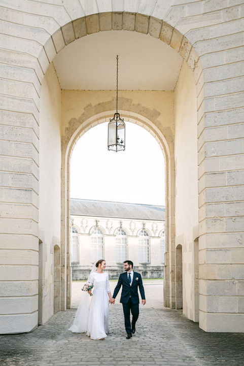 Séance couple au cloître du centre mondial de la paix de Verdun, Meuse. Couple qui marche en se tenant la main