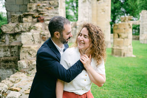 femme et homme qui rigolent. L'homme pose sa main sur la joue de la femme