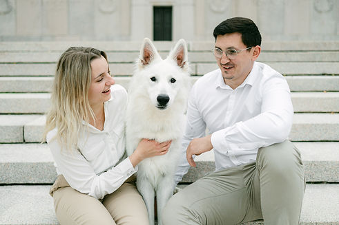 Séance photo mariage avec chien blanc, couple heureux, shooting à Verdun en Meuse