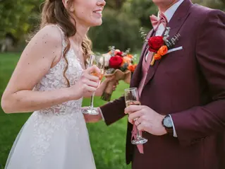 couple de mariés qui trinquent le jour de leur mariage en passant un moment seul avec leur coupe de champagne