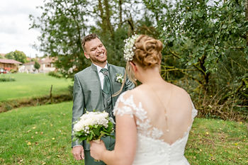 Comment avoir des photos de mariage naturelles sans poser avec Nina Photographie photographe de mariage en Meuse proche de Verdun. Couple de mariés qui se découvrent en tenue de mariés pour la première fois, séance découverte des mariés, first look
