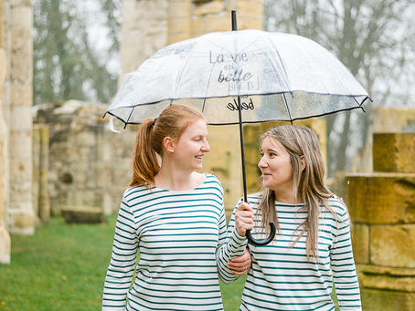 Une séance engagement sous la pluie avec Juliette & Florine aux ruines de Montfaucon d’Argonne