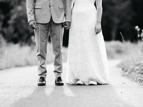 tenue de mariés robe et costume de mariage, couple qui se tient la main