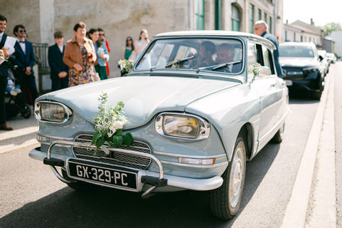 Les mariés partent pour le cocktail au centre mondial de la paix à Verdun, Meuse dans leur voiture ancienne