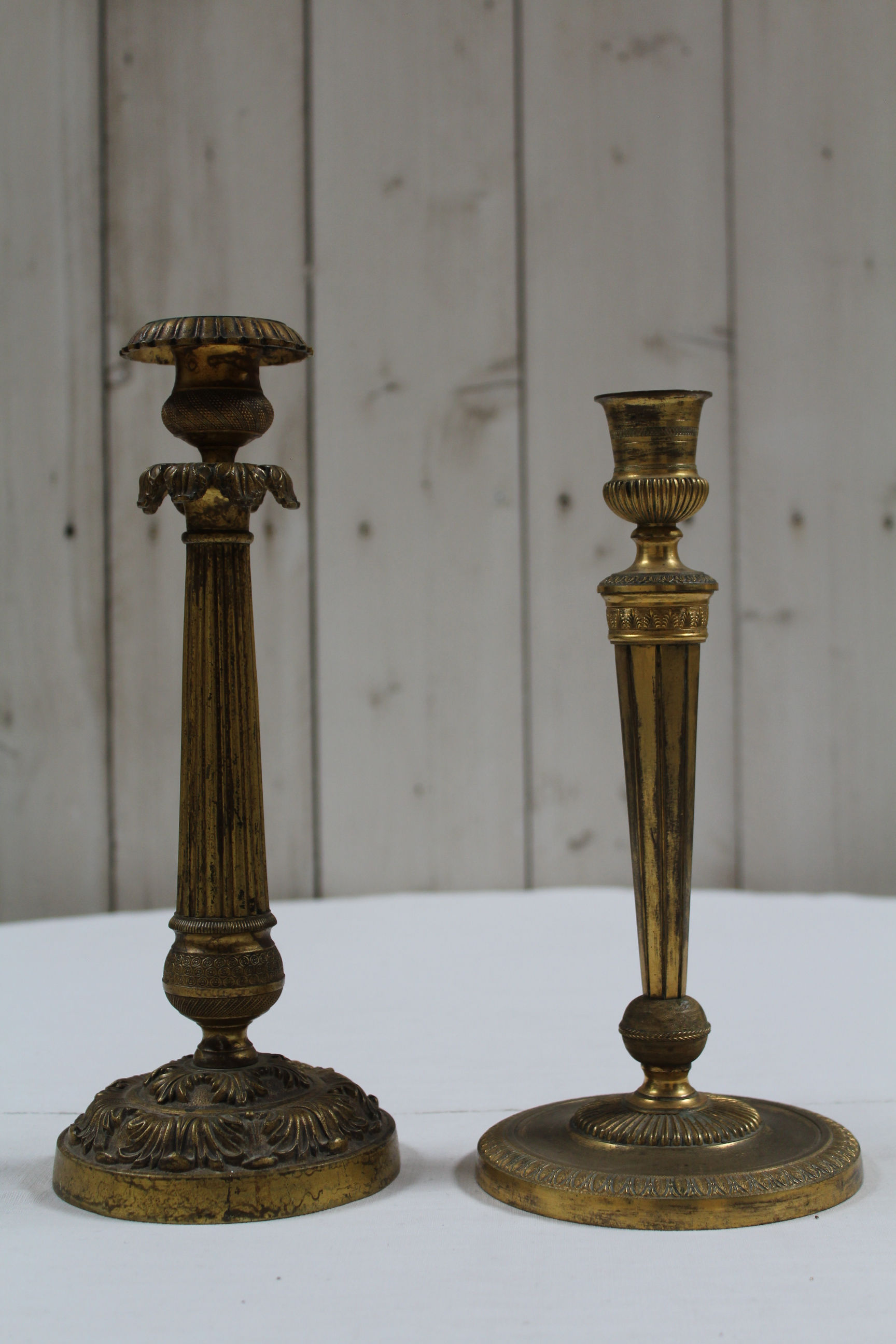 Lots d'une paire de bougeoirs anciens en bronze