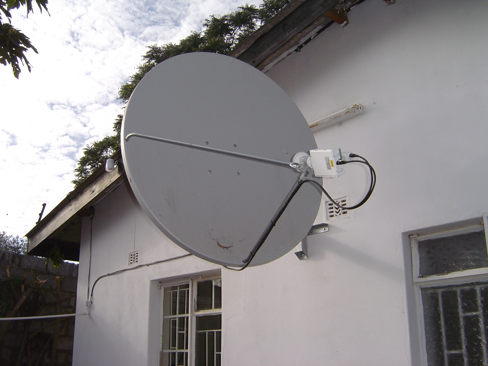1.2m Wall Mounted VSAT